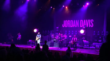 jordan-davis-performing-during-kip-moore-concert