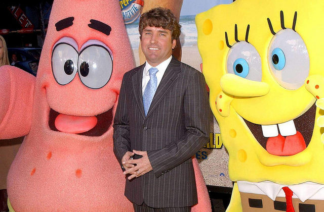 spongebob-creator-stephen-hillenburg-poses-with-spongebob-and-patrick-masccots