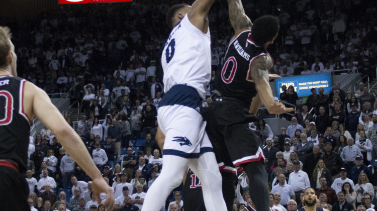 Tre'Shawn Thurman dunks over a Fresno State player