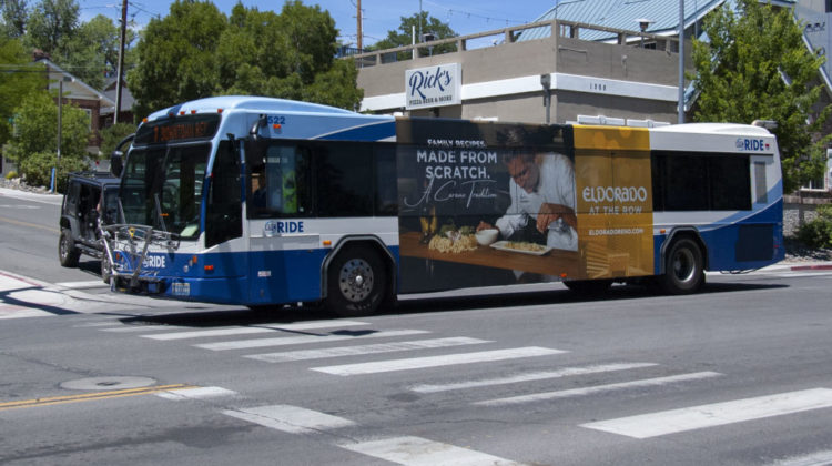 Un autobús azul de RTC se conduce en North Virgina St.