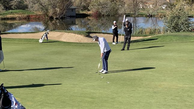 Trey Davis putts.